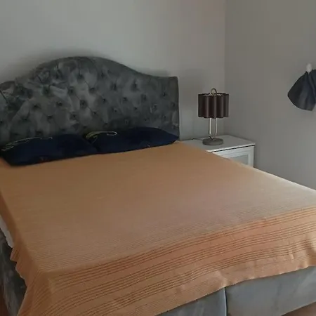Comfortable Big House With 3 Bedrooms And Big Living Appartement